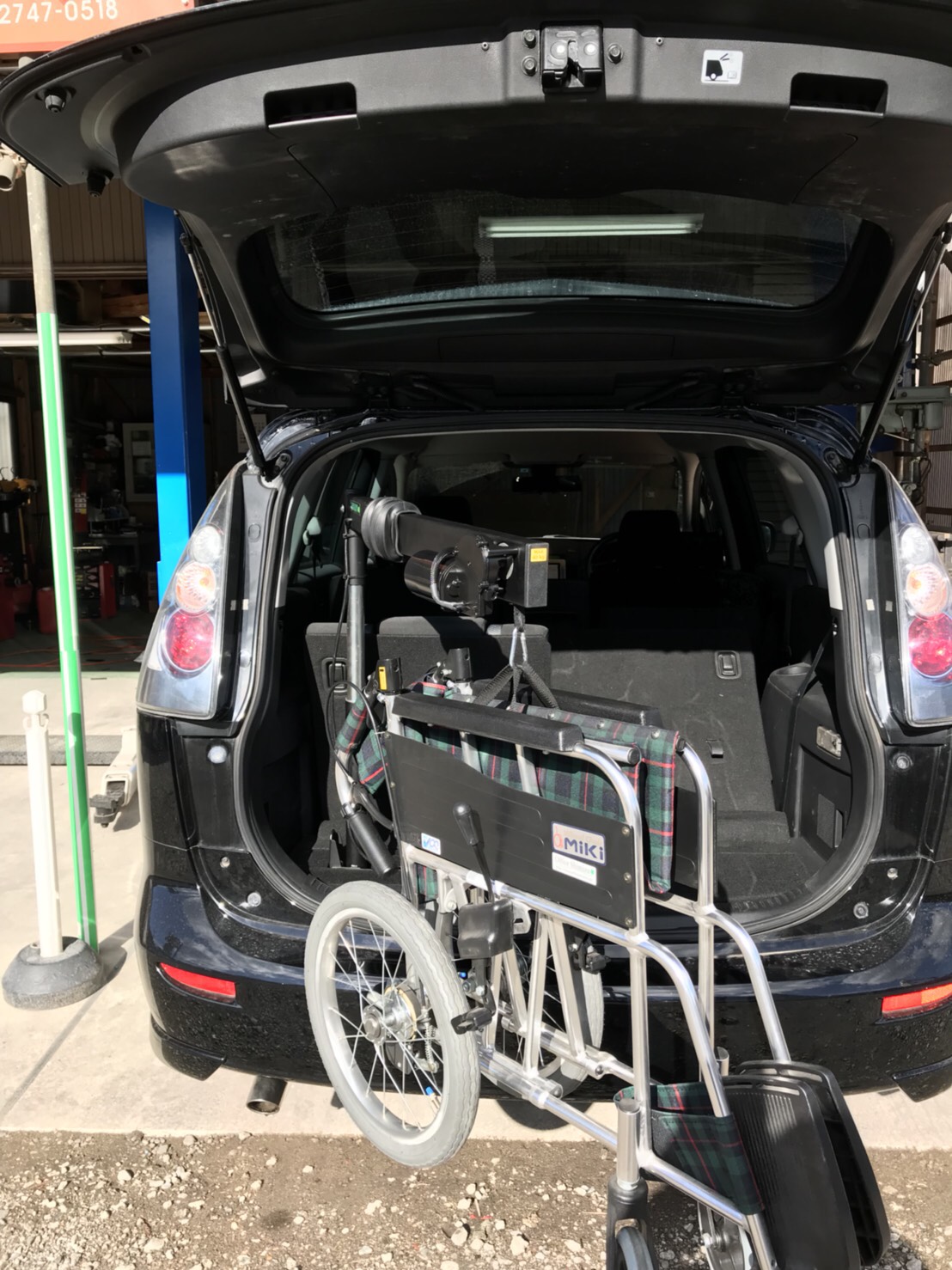 福祉車両改造事例 マツダ プレマシー に車椅子収納装置 カロリフト４０ 